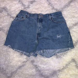 Levi 550 cut off jean shorts
